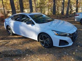 ✅ 2023 Nissan Altima SR • VIN: 1N4BL4CV0PN330822 • Lot: 43673327. Wystawiony na IAAI z przebiegiem 63 406 mil. Bezpłatny archiwum sprzedaży aukcyjnych z USA i szczegółowy raport historii pojazdu na DreamBid. Zdjęcie 1.