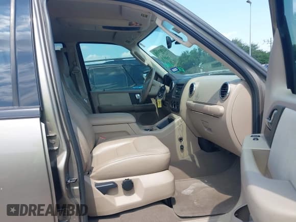 ✅ 2003 Ford Expedition Special Service • VIN: 1FMPU15L13LC51426 • Lot: 42397176. Wystawiony na IAAI z przebiegiem 153 830 mil. Bezpłatny archiwum sprzedaży aukcyjnych z USA i szczegółowy raport historii pojazdu na DreamBid. Zdjęcie 5.