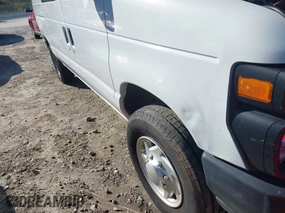 ✅ 2013 Ford Econoline Cargo Commercial • VIN: 1FTNE1EW3DDA98708 • Lot: 43595093. Wystawiony na IAAI z przebiegiem 206 490 mil. Bezpłatny archiwum sprzedaży aukcyjnych z USA i szczegółowy raport historii pojazdu na DreamBid. Zdjęcie 6.