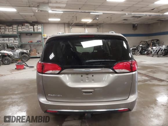 ✅ 2018 Chrysler Pacifica Touring L • VIN: 2C4RC1BG0JR321011 • Lot: 43291829. Wystawiony na IAAI z przebiegiem 79 540 mil. Bezpłatny archiwum sprzedaży aukcyjnych z USA i szczegółowy raport historii pojazdu na DreamBid. Zdjęcie 15.