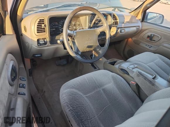 ✅ 1996 Chevrolet Silverado 1500 • VIN: 2GCEK19R5T1111160 • Лот: 92922815. Опубликован ранее на Copart с пробегом 386 454 миль. Бесплатный доступ к архиву аукционных продаж из США и подробный отчёт об истории автомобиля на DreamBid. Изображение 8.