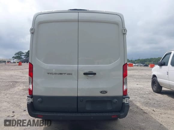 ✅ 2015 Ford Transit Cargo • VIN: 1FTNR2CM0FKA92570 • Lot: 43061239. Wystawiony na IAAI z przebiegiem 221 884 mil. Bezpłatny archiwum sprzedaży aukcyjnych z USA i szczegółowy raport historii pojazdu na DreamBid. Zdjęcie 16.