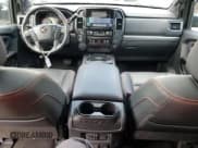 ✅ 2024 Nissan Titan Pro-4X • VIN: 1N6AA1ED8RN117602 • Lot: 64942365. Wystawiony na Copart z przebiegiem 11 511 mil. Bezpłatny archiwum sprzedaży aukcyjnych z USA i szczegółowy raport historii pojazdu na DreamBid. Zdjęcie 8.