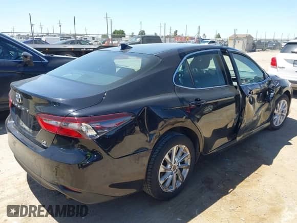 2021 Toyota Camry LE z VIN 4T1R11BK5MU025785, wystawiony jako IAAI lot #42301558 z przebiegiem 47 494 mil mil oraz . Historia ofert i sprzedaży dostępna na DreamBid. Obrazek 4.