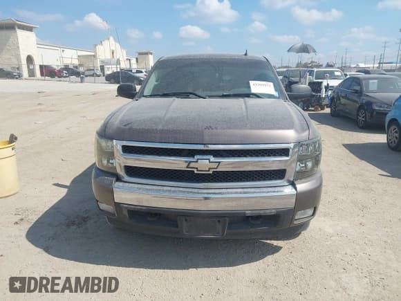 ✅ 2007 Chevrolet Silverado 1500 1LT • VIN: 2GCEC13J371676450 • Lot: 43393972. Wystawiony na IAAI z przebiegiem 313 790 mil. Bezpłatny archiwum sprzedaży aukcyjnych z USA i szczegółowy raport historii pojazdu na DreamBid. Zdjęcie 12.