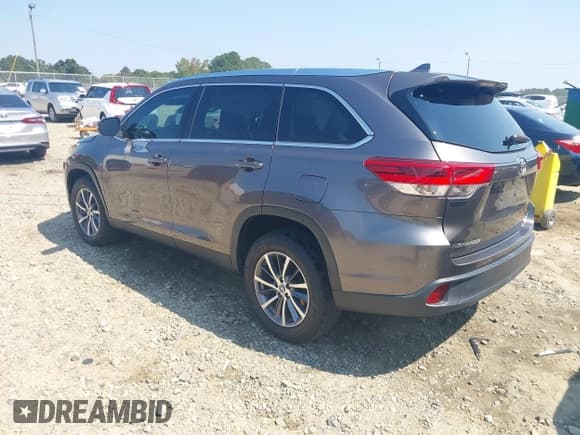 ✅ 2019 Toyota Highlander SE • VIN: 5TDKZRFH3KS558313 • Lot: 43241505. Listed on IAAI with 92,696 mi. Free auction sales archive from the USA and detailed vehicle history report at DreamBid. Image 3.