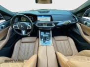 ✅ 2023 BMW X6 xDrive40i • VIN: 5UXCY6C00P9R08778 • Lot: 84984605. Wystawiony na Copart z przebiegiem 113 464 mil. Bezpłatny archiwum sprzedaży aukcyjnych z USA i szczegółowy raport historii pojazdu na DreamBid. Zdjęcie 9.