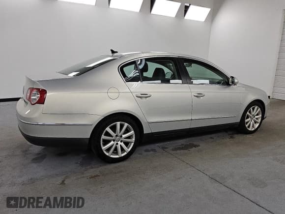 ✅ 2010 Volkswagen Passat Komfort • VIN: WVWJM7AN0AE130067 • Лот: 65182015. Опубликован ранее на Copart с пробегом 128 790 миль. Бесплатный доступ к архиву аукционных продаж из США и подробный отчёт об истории автомобиля на DreamBid. Изображение 3.