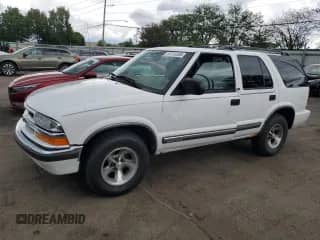 2000 Chevrolet Blazer LT z VIN 1GNCS13W8Y2335804, wystawiony jako Copart lot #57310095 z przebiegiem 120 743 mil mil oraz Szkoda całkowita • Salvage title. Historia ofert i sprzedaży dostępna na DreamBid. Obrazek 1.