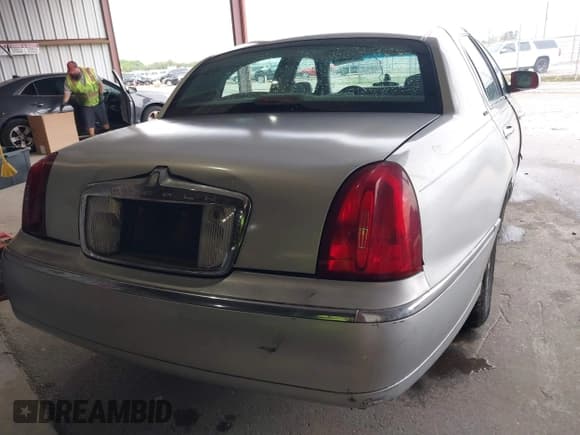 ✅ 2002 Lincoln Town Car Executive • VIN: 1LNHM81W42Y608998 • Лот: 42096798. Опубликован ранее на IAAI с пробегом 222 672 миль. Бесплатный доступ к архиву аукционных продаж из США и подробный отчёт об истории автомобиля на DreamBid. Изображение 4.