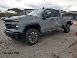 ✅ 2025 Chevrolet Silverado 2500HD Custom • VIN: 2GC4KMEY8S1103871 • Lot: 51660305. Wystawiony na Copart z przebiegiem 6 019 mil. Bezpłatny archiwum sprzedaży aukcyjnych z USA i szczegółowy raport historii pojazdu na DreamBid. Zdjęcie 1.