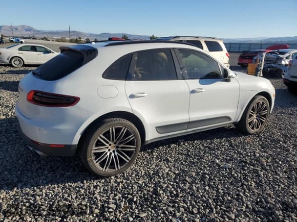 ✅ 2015 Porsche Macan S • VIN: WP1AB2A56FLB66453 • Lot: 85531645. Listed on Copart with 130,023 mi. Free auction sales archive from the USA and detailed vehicle history report at DreamBid. Image 3.