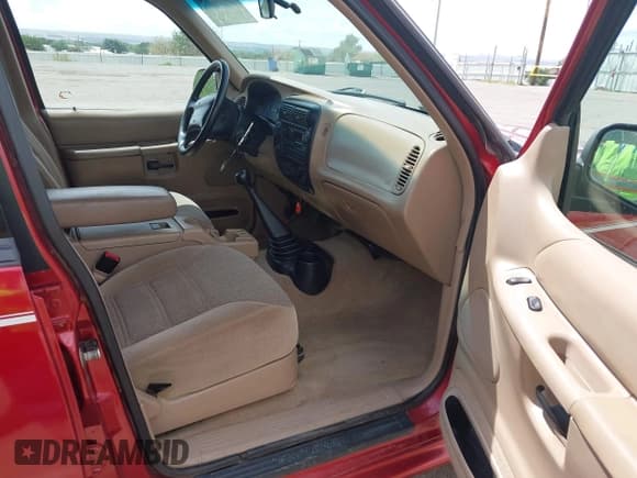 ✅ 2000 Ford Explorer XLS • VIN: 1FMZU72XXYUB20077 • Lot: 42744904. Wystawiony na IAAI z przebiegiem 149 319 mil. Bezpłatny archiwum sprzedaży aukcyjnych z USA i szczegółowy raport historii pojazdu na DreamBid. Zdjęcie 5.