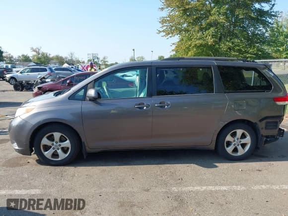 ✅ 2012 Toyota Sienna LE AAS • VIN: 5TDKK3DC9CS187233 • Lot: 43269274. Listed on IAAI with 183,304 mi. Free auction sales archive from the USA and detailed vehicle history report at DreamBid. Image 17.
