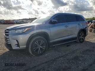 ✅ 2019 Toyota Highlander LE • VIN: 5TDZZRFH0KS349125 • Лот: 82655975. Опубликован ранее на Copart с пробегом 57 820 миль. Бесплатный доступ к архиву аукционных продаж из США и подробный отчёт об истории автомобиля на DreamBid. Изображение 1.