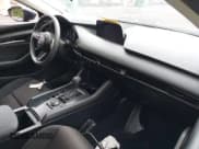 ✅ 2020 Mazda 3 • VIN: 3MZBPABL1LM126819 • Lot: 43010772. Wystawiony na IAAI z przebiegiem 11 299 mil. Bezpłatny archiwum sprzedaży aukcyjnych z USA i szczegółowy raport historii pojazdu na DreamBid. Zdjęcie 5.