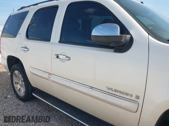 ✅ 2008 GMC Yukon SLT 4SB • VIN: 1GKFC13068R188442 • Lot: 43737811. Wystawiony na IAAI z przebiegiem 190 576 mil. Bezpłatny archiwum sprzedaży aukcyjnych z USA i szczegółowy raport historii pojazdu na DreamBid. Zdjęcie 6.