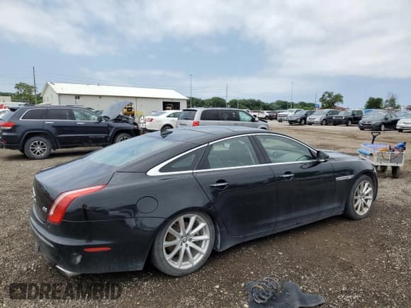 ✅ 2013 Jaguar XJ • VIN: SAJWJ1CD8D8V52463 • Lot: 61772115. Wystawiony na Copart z przebiegiem 123 899 mil. Bezpłatny archiwum sprzedaży aukcyjnych z USA i szczegółowy raport historii pojazdu na DreamBid. Zdjęcie 3.
