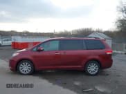 ✅ 2013 Toyota Sienna XLE • VIN: 5TDDK3DC1DS068215 • Lot: 41610737. Wystawiony na IAAI z przebiegiem 168 186 mil. Bezpłatny archiwum sprzedaży aukcyjnych z USA i szczegółowy raport historii pojazdu na DreamBid. Zdjęcie 14.