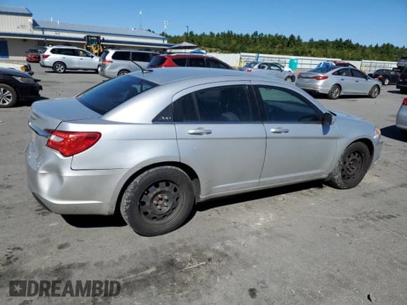 ✅ 2012 Chrysler 200 LX • VIN: 1C3CCBAB6CN256686 • Lot: 80617655. Wystawiony na Copart z przebiegiem 172 347 mil. Bezpłatny archiwum sprzedaży aukcyjnych z USA i szczegółowy raport historii pojazdu na DreamBid. Zdjęcie 3.