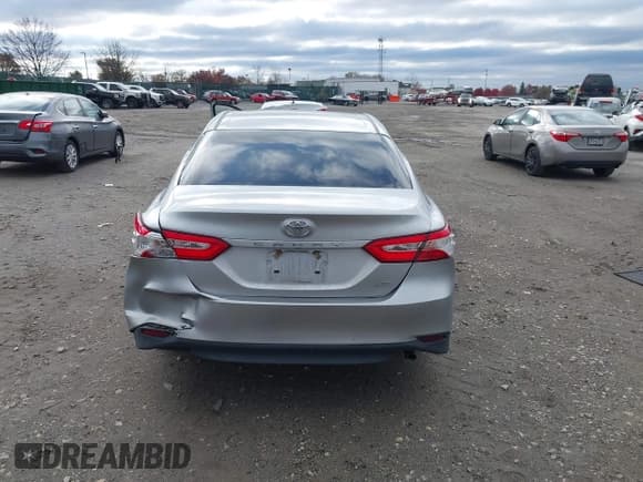 ✅ 2018 Toyota Camry SE • VIN: 4T1B11HK1JU557412 • Lot: 43654598. Wystawiony na IAAI z przebiegiem 172 826 mil. Bezpłatny archiwum sprzedaży aukcyjnych z USA i szczegółowy raport historii pojazdu na DreamBid. Zdjęcie 16.