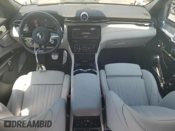 ✅ 2023 Maserati Grecale Modena • VIN: ZN682AVM4P7427213 • Lot: 66176374. Wystawiony na Copart z przebiegiem 3 001 mil. Bezpłatny archiwum sprzedaży aukcyjnych z USA i szczegółowy raport historii pojazdu na DreamBid. Zdjęcie 8.