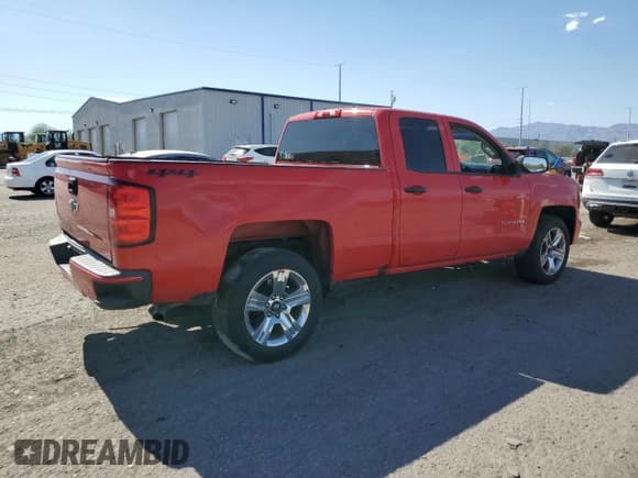 ✅ 2017 Chevrolet Silverado 1500 Custom • VIN: 1GCRCPEH2HZ332731 • Lot: 64040825. Wystawiony na Copart z przebiegiem 108 239 mil. Bezpłatny archiwum sprzedaży aukcyjnych z USA i szczegółowy raport historii pojazdu na DreamBid. Zdjęcie 3.