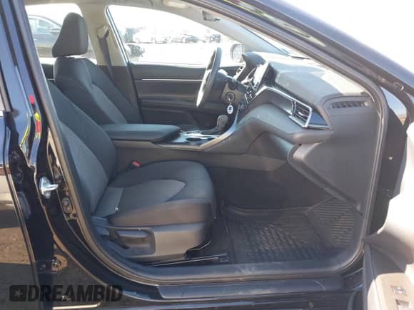 2021 Toyota Camry LE z VIN 4T1C11BK2MU033526, wystawiony jako IAAI lot #41769996 z przebiegiem 21 343 mil mil oraz . Historia ofert i sprzedaży dostępna na DreamBid. Obrazek 5.