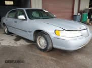 ✅ 2002 Lincoln Town Car Executive • VIN: 1LNHM81W42Y608998 • Лот: 41893243. Опубликован ранее на IAAI с пробегом 222 672 миль. Бесплатный доступ к архиву аукционных продаж из США и подробный отчёт об истории автомобиля на DreamBid. Изображение 1.