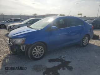 2018 Chevrolet Sonic LT z VIN 1G1JD5SH0J4105598, wystawiony jako Copart lot #70975395 z przebiegiem 95 890 mil mil oraz Szkoda całkowita • Salvage title. Historia ofert i sprzedaży dostępna na DreamBid. Obrazek 1.