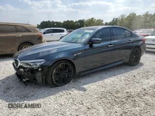 ✅ 2018 BMW M5 • VIN: WBSJF0C58JB282672 • Lot: 66288923. Wystawiony na Copart z przebiegiem 53 658 mil. Bezpłatny archiwum sprzedaży aukcyjnych z USA i szczegółowy raport historii pojazdu na DreamBid. Zdjęcie 1.