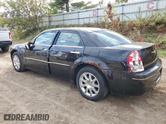 ✅ 2010 Chrysler 300 Touring • VIN: 2C3CA5CV4AH135403 • Лот: 82389715. Опубликован ранее на Copart с пробегом 216 260 миль. Бесплатный доступ к архиву аукционных продаж из США и подробный отчёт об истории автомобиля на DreamBid. Изображение 2.