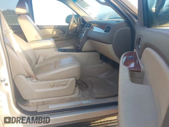 ✅ 2008 GMC Yukon XL SLT 4SB • VIN: 1GKFC16028R235686 • Lot: 42537455. Wystawiony na IAAI z przebiegiem 282 634 mil. Bezpłatny archiwum sprzedaży aukcyjnych z USA i szczegółowy raport historii pojazdu na DreamBid. Zdjęcie 5.