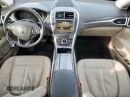 ✅ 2017 Lincoln MKZ Reserve • VIN: 3LN6L5E96HR665112 • Lot: 91493475. Wystawiony na Copart z przebiegiem 128 482 mil. Bezpłatny archiwum sprzedaży aukcyjnych z USA i szczegółowy raport historii pojazdu na DreamBid. Zdjęcie 8.