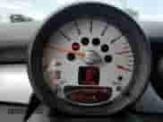 2013 MINI Hardtop z VIN WMWSU3C58DT680091, wystawiony jako Copart lot #60896275 z przebiegiem 136 767 mil mil oraz Czysty tytuł • Clean title. Historia ofert i sprzedaży dostępna na DreamBid. Obrazek 9.