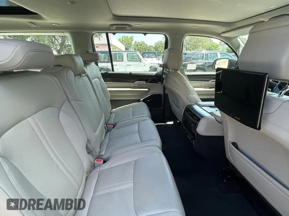 ✅ 2023 Jeep Wagoneer Series III • VIN: 1C4SJSDP0PS503308 • Lot: 67315835. Wystawiony na Copart z przebiegiem 4 383 mil. Bezpłatny archiwum sprzedaży aukcyjnych z USA i szczegółowy raport historii pojazdu na DreamBid. Zdjęcie 6.