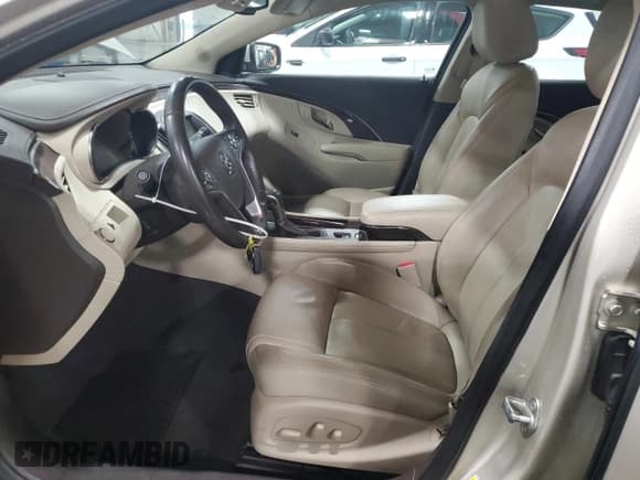 ✅ 2016 Buick LaCrosse Leather • VIN: 1G4GB5G35GF125777 • Lot: 87242165. Wystawiony na Copart z przebiegiem 87 945 mil. Bezpłatny archiwum sprzedaży aukcyjnych z USA i szczegółowy raport historii pojazdu na DreamBid. Zdjęcie 7.