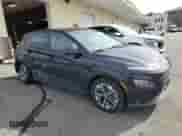 2022 Hyundai Kona Limited z VIN KM8K53AG8NU157472, wystawiony jako Copart lot #49484655 z przebiegiem 28 730 mil mil oraz Czysty tytuł • Clean title. Historia ofert i sprzedaży dostępna na DreamBid. Obrazek 4.