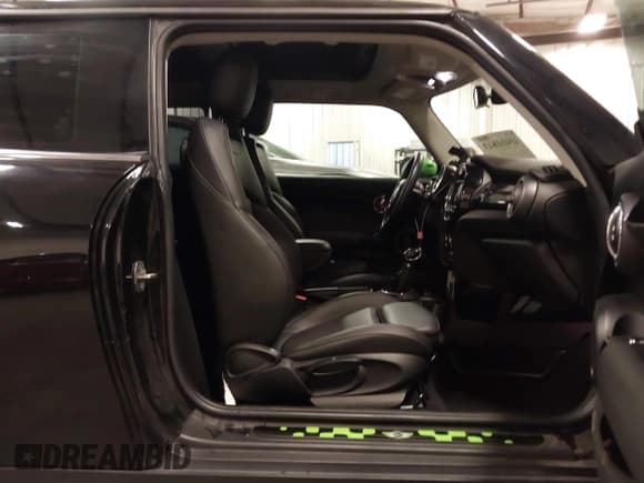 ✅ 2015 MINI Hardtop S • VIN: WMWXP7C50F2A33748 • Lot: 43410843. Listed on IAAI with 89,061 mi. Free auction sales archive from the USA and detailed vehicle history report at DreamBid. Image 5.