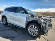✅ 2023 Toyota Highlander Hybrid Platinum • VIN: 5TDEBRCH4PS122373 • Lot: 91297405. Wystawiony na Copart z przebiegiem 32 673 mil. Bezpłatny archiwum sprzedaży aukcyjnych z USA i szczegółowy raport historii pojazdu na DreamBid. Zdjęcie 4.