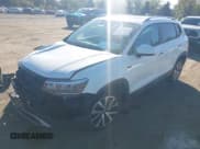 ✅ 2022 Volkswagen Taos SE • VIN: 3VVTX7B26NM059401 • Lot: 43350822. Wystawiony na IAAI z przebiegiem 40 077 mil. Bezpłatny archiwum sprzedaży aukcyjnych z USA i szczegółowy raport historii pojazdu na DreamBid. Zdjęcie 2.