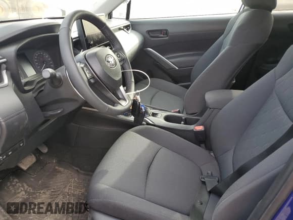 ✅ 2023 Toyota Corolla Cross LE • VIN: 7MUCAABG2PV070543 • Lot: 80870035. Wystawiony na Copart z przebiegiem 53 976 mil. Bezpłatny archiwum sprzedaży aukcyjnych z USA i szczegółowy raport historii pojazdu na DreamBid. Zdjęcie 7.