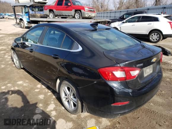 2018 Chevrolet Cruze LT z VIN 1G1BE5SM7J7157579, wystawiony jako Copart lot #67210212 z przebiegiem 106 012 mil mil oraz . Historia ofert i sprzedaży dostępna na DreamBid. Obrazek 2.
