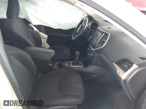 ✅ 2016 Jeep Cherokee Latitude • VIN: 1C4PJLCB5GW207159 • Lot: 41232649. Wystawiony na IAAI z przebiegiem 103 991 mil. Bezpłatny archiwum sprzedaży aukcyjnych z USA i szczegółowy raport historii pojazdu na DreamBid. Zdjęcie 5.