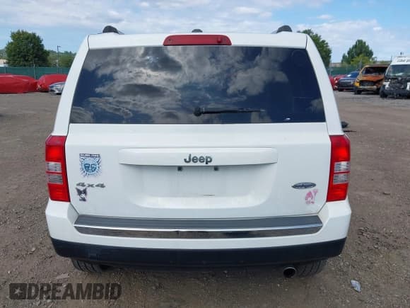 ✅ 2017 Jeep Patriot Latitude • VIN: 1C4NJRFB7HD205626 • Lot: 43027198. Listed on IAAI with 128,844 mi. Free auction sales archive from the USA and detailed vehicle history report at DreamBid. Image 17.