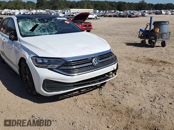 ✅ 2024 Volkswagen Jetta SE • VIN: 3VW7M7BU9RM051127 • Lot: 86662665. Wystawiony na Copart z przebiegiem Nie podano. Bezpłatny archiwum sprzedaży aukcyjnych z USA i szczegółowy raport historii pojazdu na DreamBid. Zdjęcie 13.