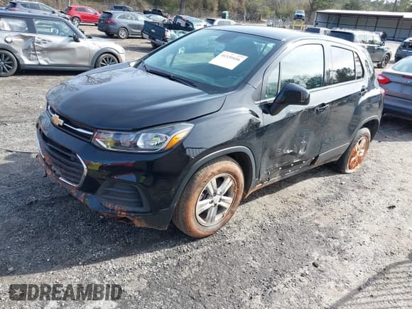 ✅ 2022 Chevrolet Trax LS • VIN: KL7CJKSM4NB527702 • Лот: 41339416. Опубликован ранее на IAAI с пробегом 52 934 миль. Бесплатный доступ к архиву аукционных продаж из США и подробный отчёт об истории автомобиля на DreamBid. Изображение 2.