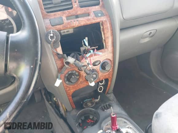 2006 Hyundai Santa Fe GLS с VIN KM8SC13E16U081097, выставлен на аукционе IAAI как лот 42224989 с пробегом Не указан миль и . История ставок и продаж доступна на DreamBid. Изображение 12.