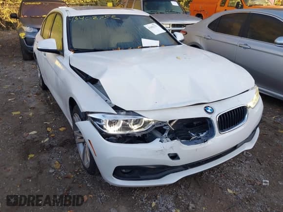 ✅ 2017 BMW 3 Series 330i • VIN: WBA8B9G55HNU48524 • Lot: 43402752. Wystawiony na IAAI z przebiegiem 68 052 mil. Bezpłatny archiwum sprzedaży aukcyjnych z USA i szczegółowy raport historii pojazdu na DreamBid. Zdjęcie 6.
