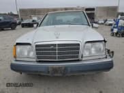 ✅ 1992 Mercedes-Benz 300 E • VIN: WDBEA30DXNB758302 • Лот: 44112995. Опубликован ранее на Copart с пробегом 232 948 миль. Бесплатный доступ к архиву аукционных продаж из США и подробный отчёт об истории автомобиля на DreamBid. Изображение 5.
